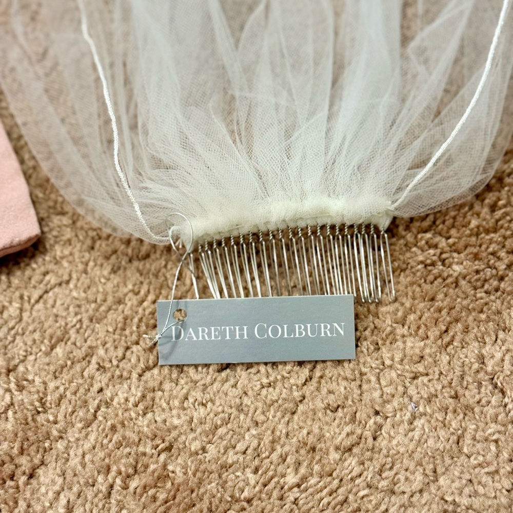 Dareth Colburn White Bridal Hair Comb/Veil